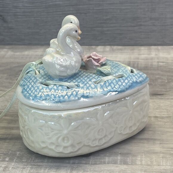 Vintage Heart Shaped Swans Lace Rose Ceramic Trinket Box Blue Vtg - Picture 5 of 11
